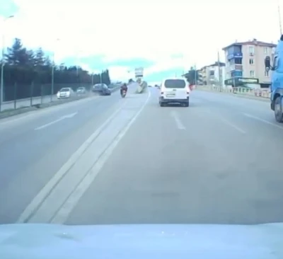 Motosiklete &ccedil;arpmamak i&ccedil;in direksiyonu kırdı, otomobil ref&uuml;je &ccedil;arptı
