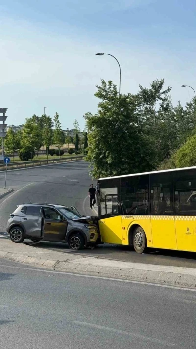 Motosiklete &ccedil;arpmamak i&ccedil;in manevra yapınca karşı şeride ge&ccedil;ip otob&uuml;se &ccedil;arptı: 1 yaralı
