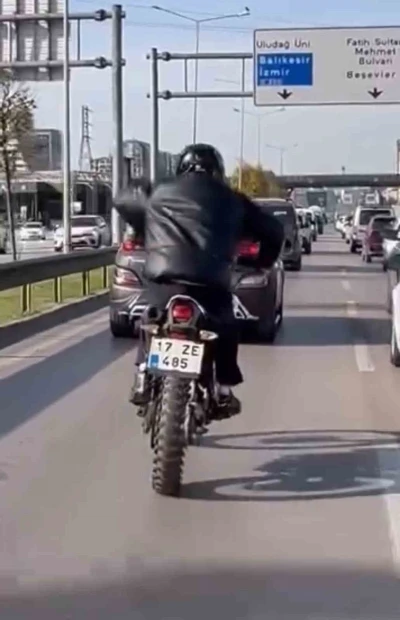 Motosikleti at sürer gibi sürdü
