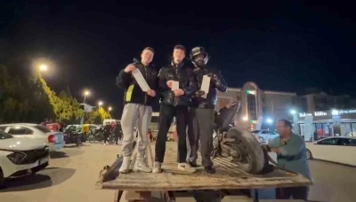 Motosikleti bağlanan s&uuml;r&uuml;c&uuml; 58 bin TL&rsquo;lik ceza tutanağı ile poz verdi
