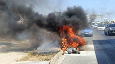 Motosikleti g&ouml;zlerinin &ouml;n&uuml;nde demir yığınına d&ouml;nd&uuml;, yardım istediği s&uuml;r&uuml;c&uuml;ler sadece izleyebildi
