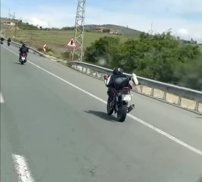 Motosikleti uzanarak s&uuml;ren şahıs, canını hi&ccedil;e saydı
