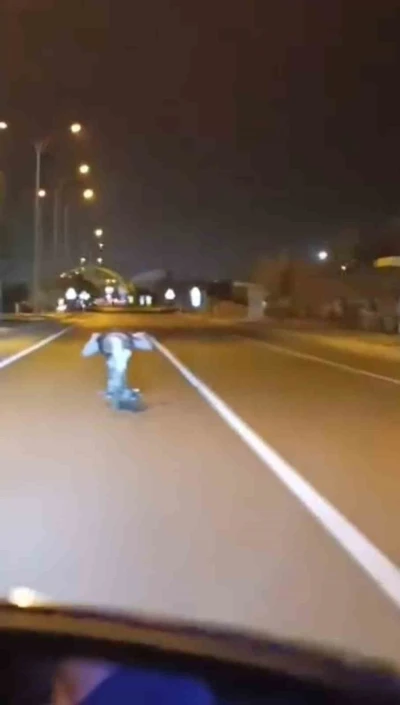 Motosikleti üzerine yatarak kullandı, ölüme davetiye çıkardı
