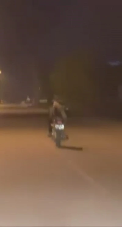 Motosikleti yatarak kullanıp trafiği tehlikeye sokan s&uuml;r&uuml;c&uuml;ye 21 bin lira ceza
