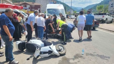 Motosikletin &ccedil;arptığı kadın yaralandı
