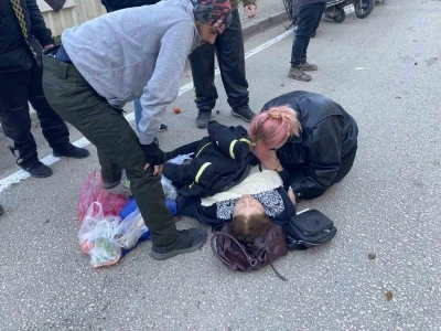 Motosikletin &ccedil;arptığı kadın yaralandı
