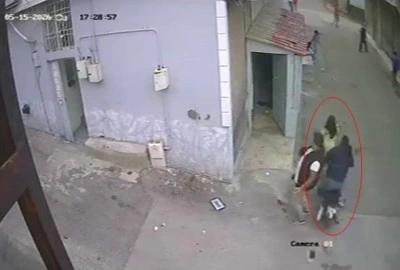 Motosikletin &ccedil;arptığı kız &ccedil;ocuğu ağır yaralandı