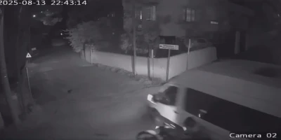 Motosikletin, minibüse ok gibi saplandığı kaza kamerada
