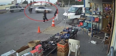 Motosikletin otomobile ok gibi saplandığı anlar kamerada
