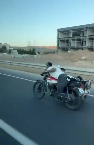 Motosikletin &uuml;zerine uzandı: Hem kendi hem de arkadaşının canını hi&ccedil;e saydı
