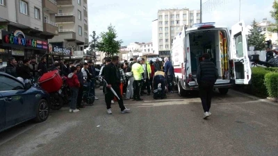 Motosikletin yayalara &ccedil;arptığı kaza kamerada: Baba ve bebeği yaralandı

