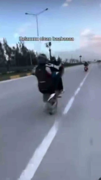Motosikletinin &ouml;n&uuml;n&uuml; kaldırdığı anları paylaşarak &lsquo;Relax olacaksın baba&rsquo; yazan motosiklet s&uuml;r&uuml;c&uuml;s&uuml;ne ceza
