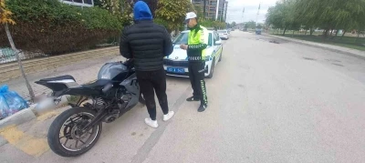 Motosikletinin plakasını bantla değiştiren sürücü polise yakalandı
