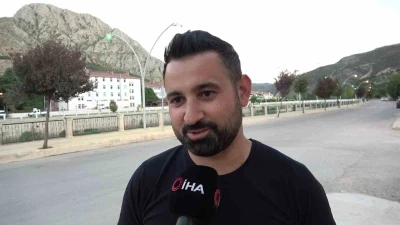 Motosikletiyle dolaşırken yılkı atlarıyla yarıştı
