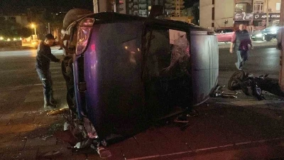 Motosikletle &ccedil;arpışan hafif ticari ara&ccedil; devrildi: 3 yaralı
