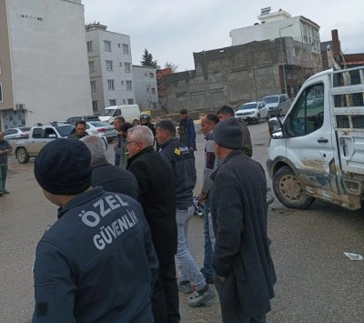 Motosikletle kamyonet &ccedil;arpıştı: 2 yaralı