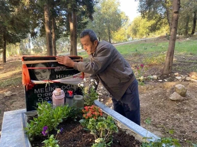 Motosikletle okula götürdüğü kızını kazada kaybetti, mezarına diktiği çiçeklere hırsızlar musallat oldu
