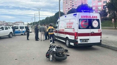 Motosikletle otomobil &ccedil;arpıştı: 2 yaralı
