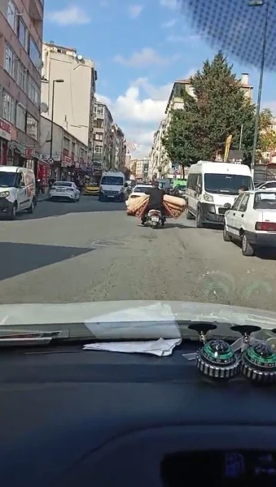Motosikletle tehlikeli taşımacılık kamerada
