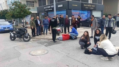 Motosikletler kavşakta çarpıştı, 2 kişi yaralandı: Kaza anı kamerada
