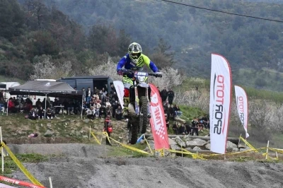 Motosikletler u&ccedil;tu
