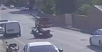 Motosikletlerin kafa kafaya çarpıştığı kazada 3 kişinin yere savrulduğu anlar kameraya yansıdı
