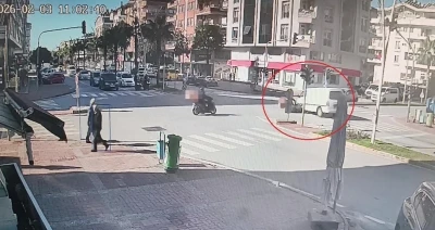 Motosikletli kamyonetin altında kalmaktan son anda kurtuldu

