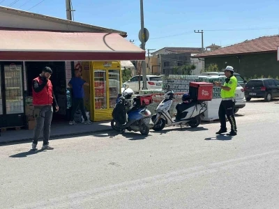 Motosikletli kurye, otomobille çarpıştı
