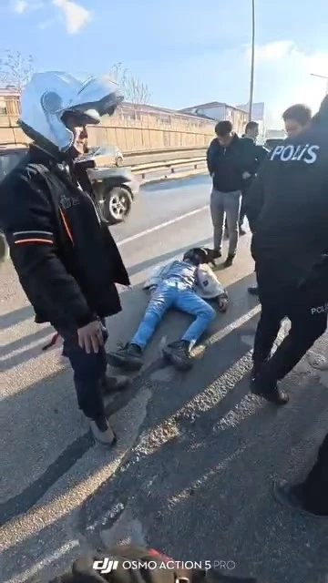 Motosikletli kuryeye arkadan &ccedil;arpan aracın ka&ccedil;tığı iddiası
