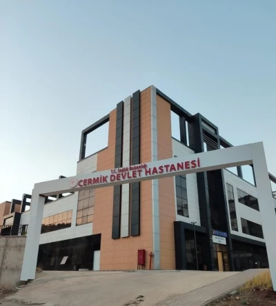 Motosikletli şahıs, araçtan indirdiği kadını bıçaklayıp kaçtı
