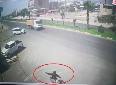 Motosikletli saldırgan iş yerine kurşun yağdırıp kaçtı: O anlar kamerada
