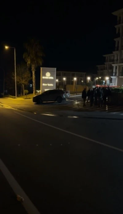 Motosikletli saldırganlar 4 kişinin bulunduğu otomobili kurşunladı
