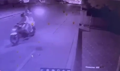 Motosikletli şüpheliler otomatik tabancayla berber dükkanına ateş açtı
