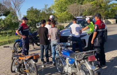 Motosikletli trafik canavarları jandarmadan ka&ccedil;amadı
