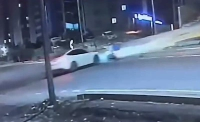 Motosikletliye &ccedil;arpan otomobil s&uuml;r&uuml;c&uuml;s&uuml; ka&ccedil;tı