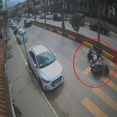 Motosikletteki 2 kişinin yere savrulduğu anlar kamerada

