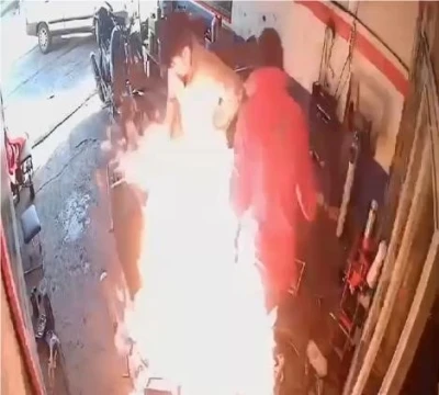 Motosikletteki yangına yanıcı maddeyle müdahale edince alevlerin arasında kaldılar: O anlar kamerada
