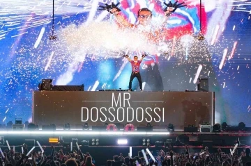 Mr. Dosso Dossi Dj setinin başına ge&ccedil;ti, y&uuml;zbinleri eğlendirdi
