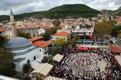 MTK Koleji’nden &quot;Adım Adım Cumhuriyet&quot; Zeybek gösterisi
