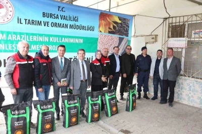 Mudanya &Ccedil;ay&ouml;n&uuml; Mahallesi&rsquo;nde yağlık ay &ccedil;i&ccedil;ek tohumu dağıtımı yapıldı
