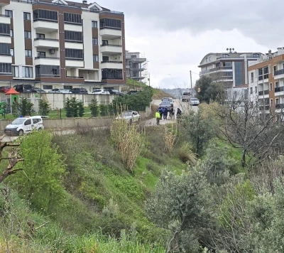 Mudanya&rsquo;da yağmur sonrası site &ouml;n&uuml;ndeki yol &ccedil;&ouml;kt&uuml;

