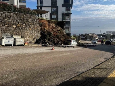 Mudanya&rsquo;da yağmura dayanamayan istinat duvarı &ccedil;&ouml;kt&uuml;
