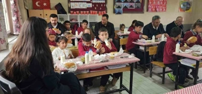 M&uuml;d&uuml;r Bozyel&rsquo;den k&ouml;y okulu &ouml;ğrencilerine d&ouml;ner ve ayran s&uuml;rprizi
