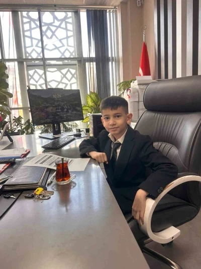 M&uuml;d&uuml;r koltuğuna oturan k&uuml;&ccedil;&uuml;k &ccedil;ocuk ilk talimatıyla arkadaşlarını sevindirdi
