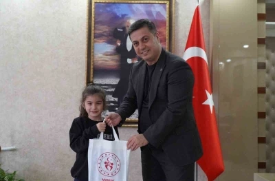 M&uuml;d&uuml;r &Ouml;zt&uuml;rk&rsquo;ten minik satran&ccedil;&ccedil;ı Deniz Erol&rsquo;a &ouml;vg&uuml;

