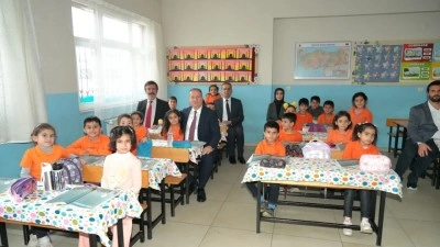 M&uuml;d&uuml;r Tosun, &ouml;ğretmen ve &ouml;ğrencilerle bir araya geldi