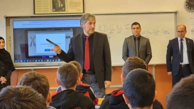 Müdür Yılmaz: &quot;Çocuklarımıza birey olmayı öğretirken onları ailelerinden koparmayalım&quot;
