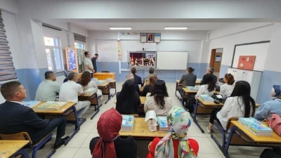 Müdür Yılmaz ve öğretmenler, Bakan Tekin’in canlı yayınını takip etti
