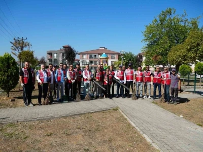 Müdürler Aziziye Çocuk Parkı’nı temizledi
