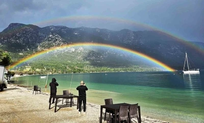 Muğla Akb&uuml;k Koyu&rsquo;nda oluşan G&ouml;kkuşağı mest etti
